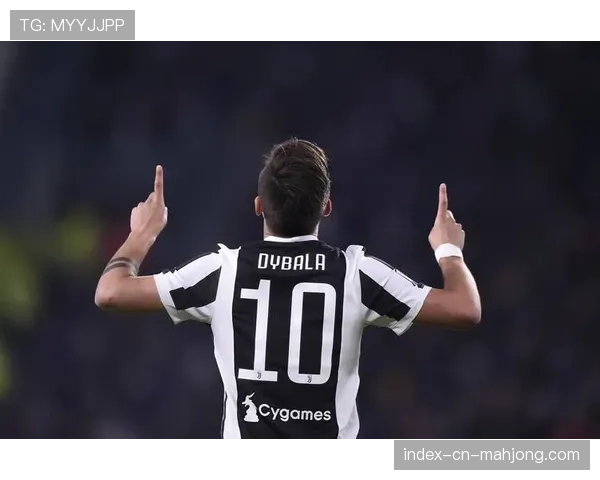 特写：39岁的博努奇替补登场，接受全场球迷起立鼓掌